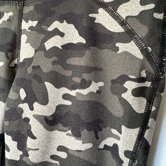 Fabletics Crop Camo Athletic Workout Leggings Size XXS - Picture 2 of 4